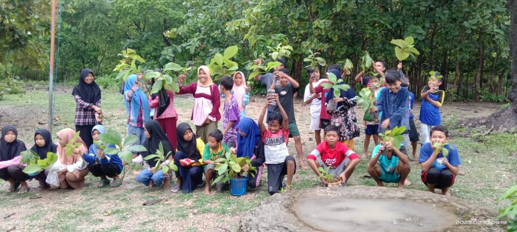 aksi peduli lingkungan SMPN Pulau Longos bersih sampah siswa