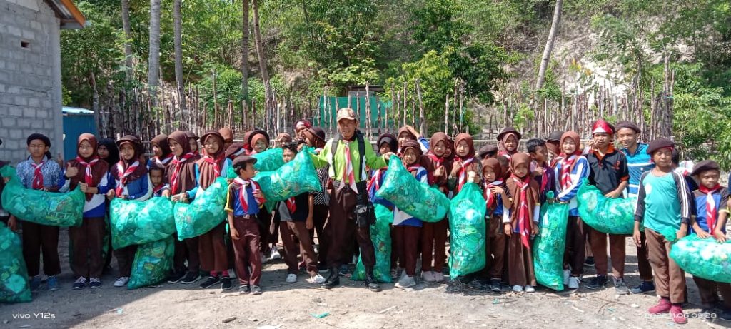 aksi peduli lingkungan SMPN Pulau Longos bersih sampah siswa