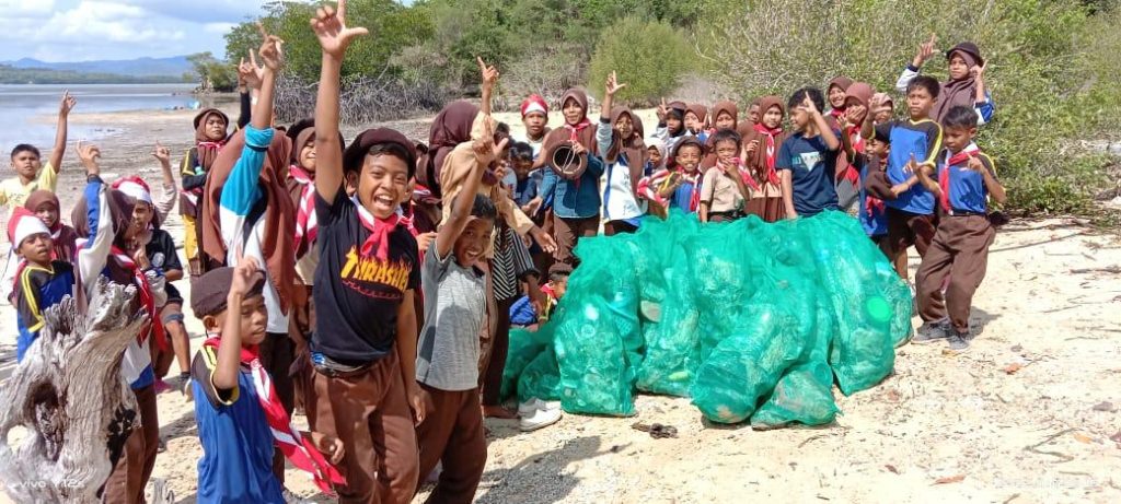 aksi peduli lingkungan SMPN Pulau Longos bersih sampah siswa