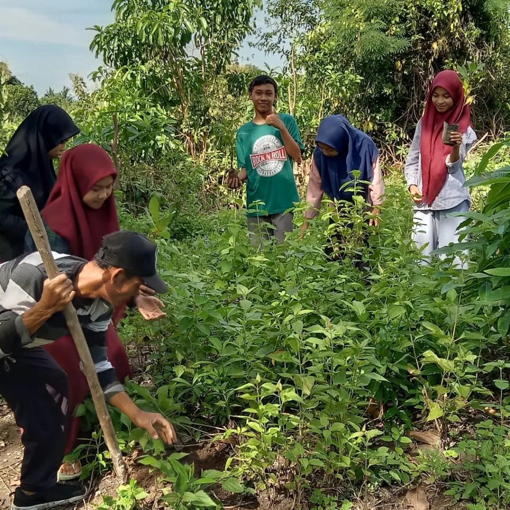 aksi peduli lingkungan SMPN Pulau Longos bersih sampah siswa