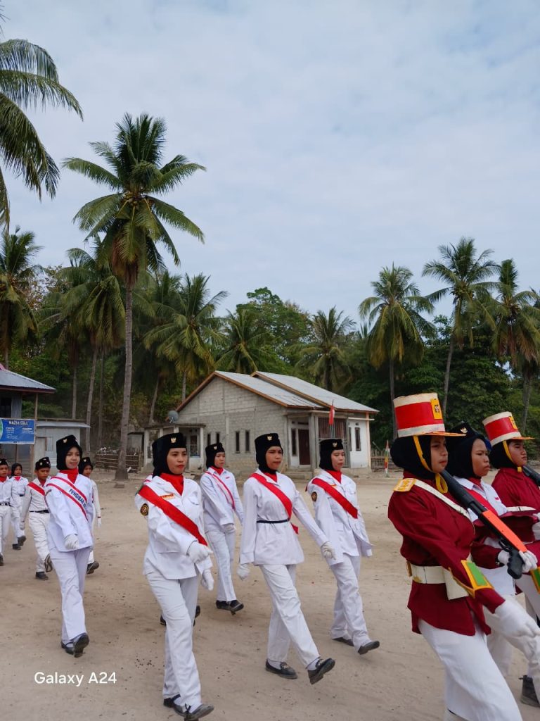 upacara 17 Agustus SMPN Pulau Longos di Pasir Putih Kampung Bajo