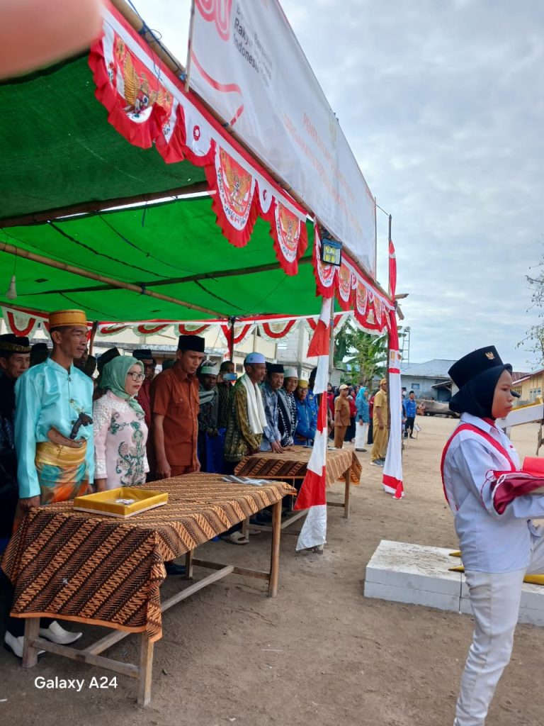 upacara 17 Agustus SMPN Pulau Longos di Pasir Putih Kampung Bajo
